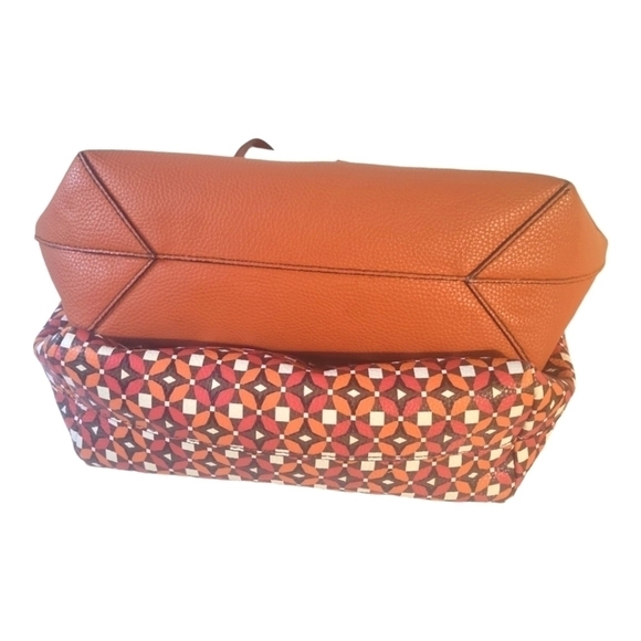 Guess Bobbi Nesting Large Reversible Tote with Coordinating Small Bag (Set) - Picture 13 of 15